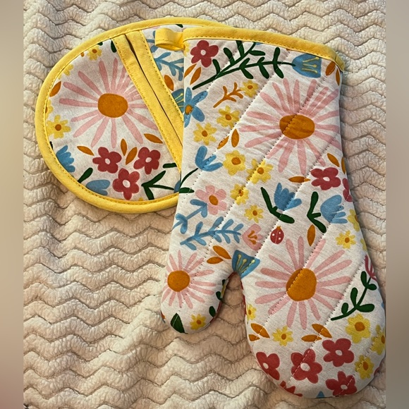 Spritz Other - NWT! 2 pc cotton floral oven mitt and pot holder set
